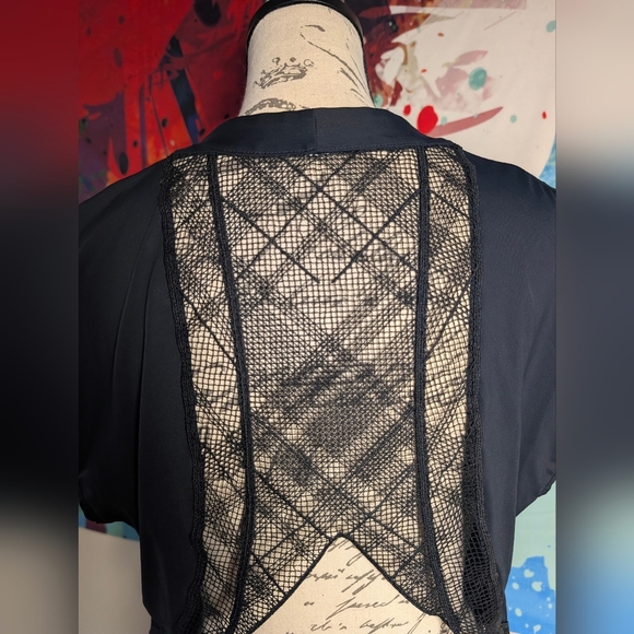 Under Armour Asymmetrical Lace Back Top - Picture 4 of 9